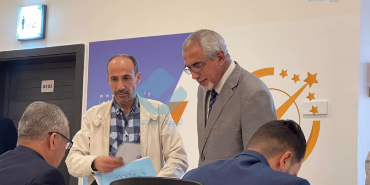 عمر الحاسي يقدم من طرابلس ملف ترشحه للانتخابات الرئاسية المقبلة