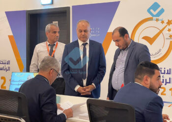 وزير الاقتصاد السابق علي العيساوي يقدم ملف ترشحه للانتخابات الرئاسية