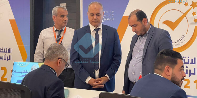 وزير الاقتصاد السابق علي العيساوي يقدم ملف ترشحه للانتخابات الرئاسية