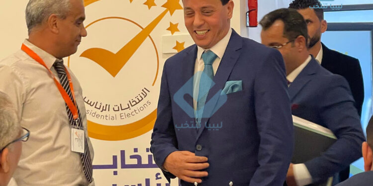 الممثل حاتم الكور يقدم أوراق ترشحه للانتخابات الرئاسية