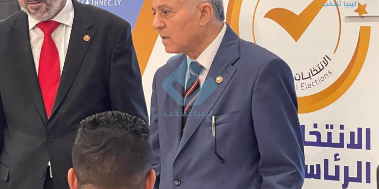 نوري أبو سهمين يقدم ملف ترشحه للانتخابات الرئاسية المقبلة