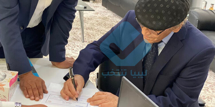 عاشور شوايل يقدم أوراق ترشحه للانتخابات الرئاسية