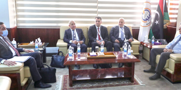 وزير النفط: نشجع الاستثمار في مجال النفط والغاز والاستكشاف