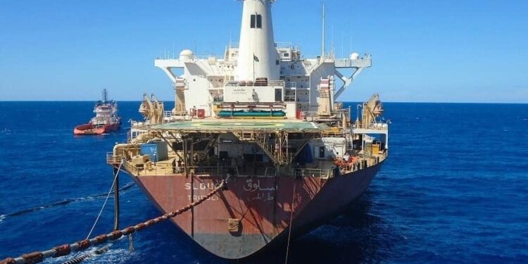 إعلان  السيطرة على خزان “سلوق” العائم بعد فقدان السيطرة عليه منذ أيام