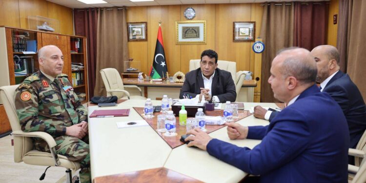 الرئاسي يبحث مع الحداد أوضاع الوحدات العسكرية ومستجدات توحيد المؤسسة العسكرية