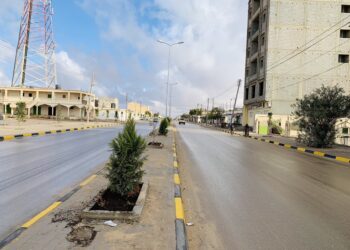 مجموعة من أهالي امساعد تتصدى للقوة الأمنية وتغلق الطرق المؤدية إلى المدينة