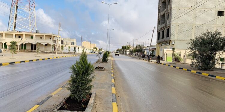 مجموعة من أهالي امساعد تتصدى للقوة الأمنية وتغلق الطرق المؤدية إلى المدينة