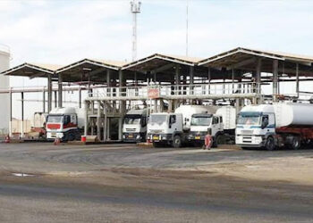 سائقو شاحنات نقل الوقود في طبرق يستأنفون الإضراب عن العمل