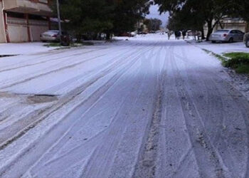 الزائر الأبيض يكسو مدن الجبل الأخضر وإيقاف الدراسة في شحات بسبب سوء الأحوال الجوية