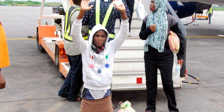 مهاجرو نيجيريا يعودون إلى بلادهم قادمين من ليبيا