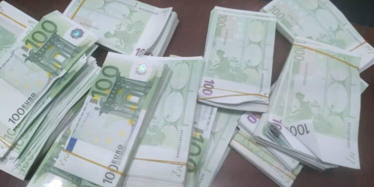 إحباط تهريب 170 ألف يورو من مطار مصراتة في رحلة متجهة إلى تركيا