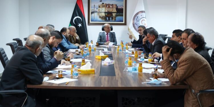 اللافي يؤكد أهمية تطوير وصيانة الطريق الساحلي “جنزور رأس اجدير”