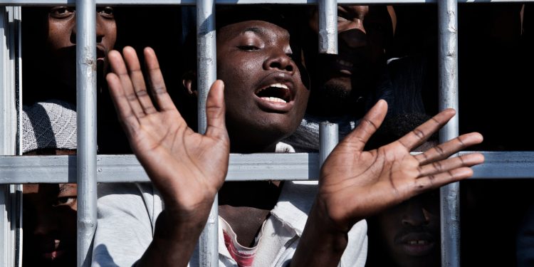 حياة مهاجرين في ليبيا أشبه بالجحيم