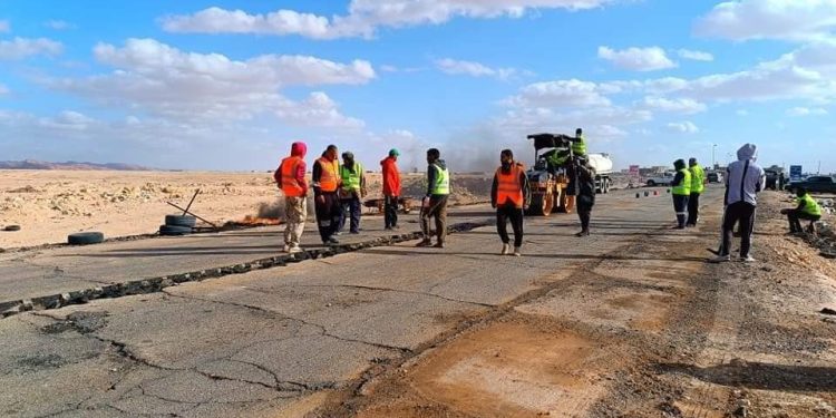 بدعم الحكومة الليبية.. انطلاق مشروع ترميم طريق أبونجيم – ودان