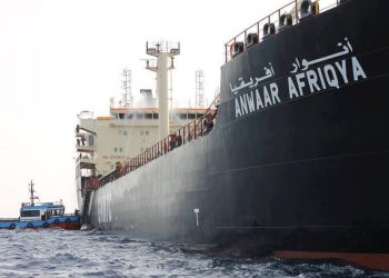 كانت محتجزة في اليونان.. الإفراج عن ناقلة أنوار أفريقيا