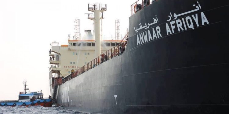 كانت محتجزة في اليونان.. الإفراج عن ناقلة أنوار أفريقيا