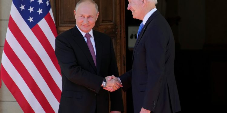 إستراتيجية بايدن ودهاء بوتين.. أيهما يريح ليبيا؟