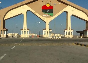 معاملة سيئة للمسافرين الليبيين في الحدود المصرية.. ما الحقيقة؟