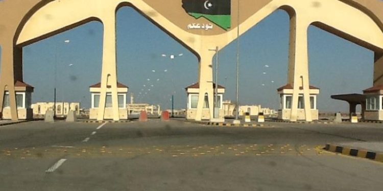 معاملة سيئة للمسافرين الليبيين في الحدود المصرية.. ما الحقيقة؟