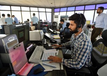 قبيل إضراب شامل.. دعوات للاستجابة لمطالب المراقبين الجويين