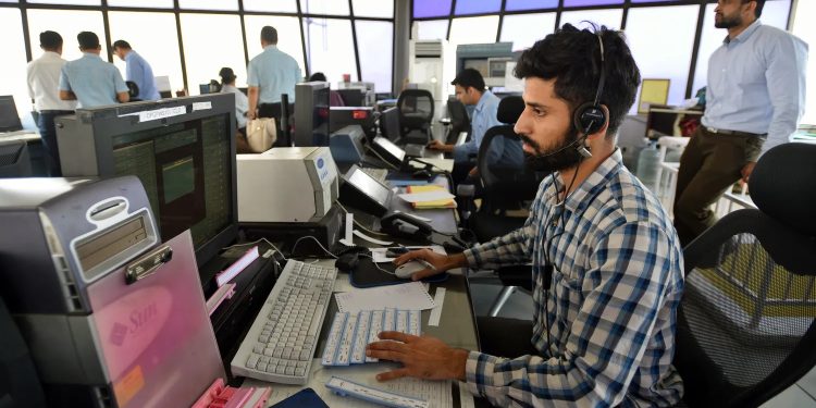 قبيل إضراب شامل.. دعوات للاستجابة لمطالب المراقبين الجويين