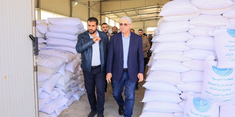 دعما لمربي المواشي ..باشاغا يأذن بانطلاق عملية توزيع الأعلاف