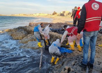 قرابة 40 مهاجرا يفارقون الحياة قبالة شواطئ صبراتة.. ما القصة؟