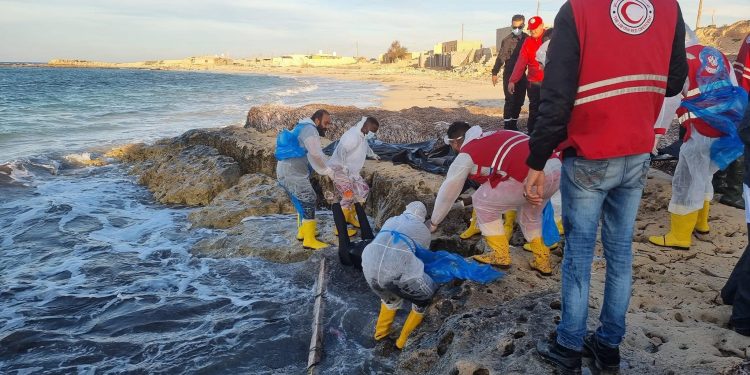 قرابة 40 مهاجرا يفارقون الحياة قبالة شواطئ صبراتة.. ما القصة؟