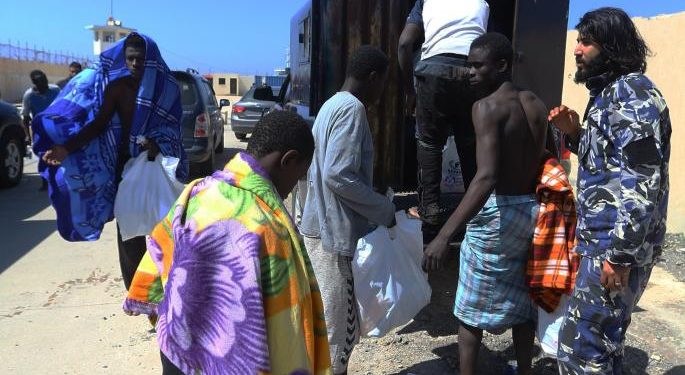 المهاجرون غير النظاميين .. جدل التوطين بالجنوب الليبي