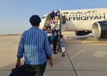 السفارة الليبية بالسودان تعلق عملها..وترحيل الليبيين من جدة عقب إجلائهم من السودان