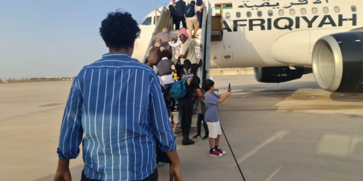 السفارة الليبية بالسودان تعلق عملها..وترحيل الليبيين من جدة عقب إجلائهم من السودان