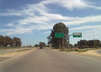 أهالي القره بوللي يغلقون الطريق الساحلي وهذا هو السبب