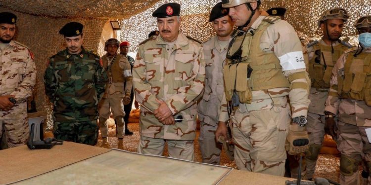 ميدل إيست آي: حفتر وعد حميدتي بتزويده بأسلحة متطورة