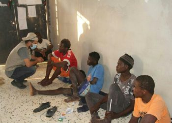 حرس الحدود الليبي يستقبل مهاجرين أفارقة فارين من تونس وسط مطالبات بتحرك المنظمات الدولية