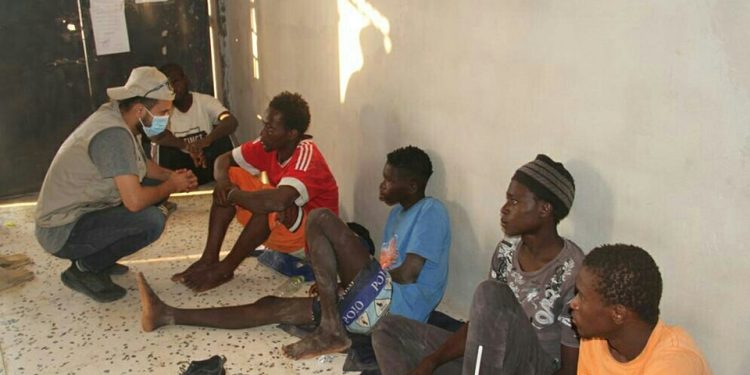 حرس الحدود الليبي يستقبل مهاجرين أفارقة فارين من تونس وسط مطالبات بتحرك المنظمات الدولية