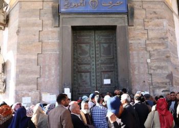 الدينار الليبي ..تداولات خارج المصارف