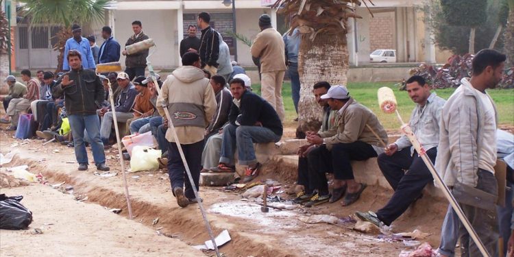 العمالة الوافدة..أعداد كبيرة وتدبير عشوائي