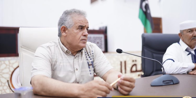 عميد بلدية الخمس لـ أبعاد.. محتجون يغلقون الطريق الساحلي رفضا لضم الحوض الغربي بميناء المدينة للقاعدة البحرية