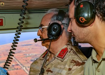 حفتر يتفقد المناطق المتضررة من الفيضانات