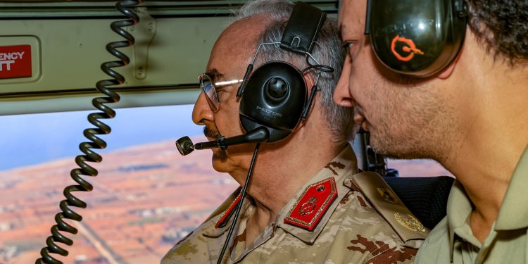 حفتر يتفقد المناطق المتضررة من الفيضانات