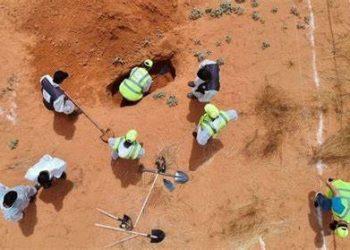 لوموند: لا يجب أن يتمتع مرتكبو مجزرة ترهونة بالحصانة وأهالي الضحايا بحاجة لدعم نفسي