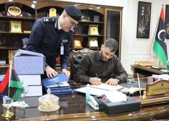 وزير الداخلية بحكومة طرابلس يعتمد قرار ترقية أكثر من 42 ألف ضابط وضابط صف وموظف