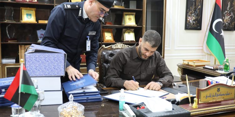 وزير الداخلية بحكومة طرابلس يعتمد قرار ترقية أكثر من 42 ألف ضابط وضابط صف وموظف