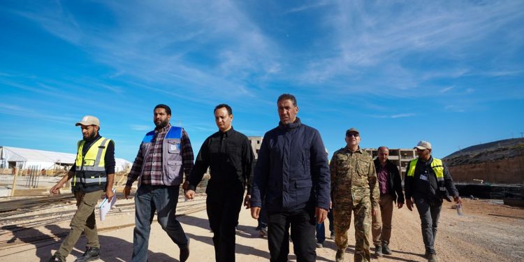 المدير التنفيذي لصندوق إعمار درنة يتفقد سير العمل بمشاريع المدينة