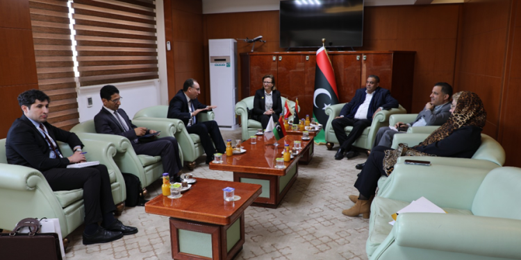 الحكومة في طرابلس تبحث مع تونس تسديد الديون المتراكمة