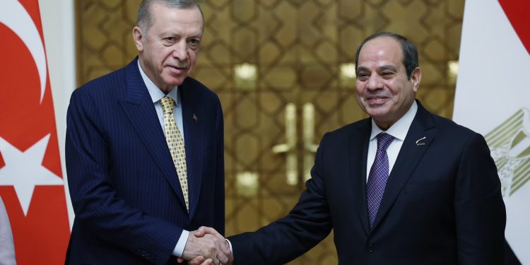 من القاهرة ..أردوغان يبحث مع السيسي استقرار ليبيا ووحدتها