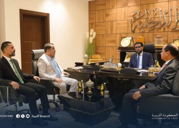 حماد يتابع اتفاق المصالحة بين قبائل التبو والأهالي بمدينة مرزق وأوضاع اللاجئين السودانيين بالكفرة