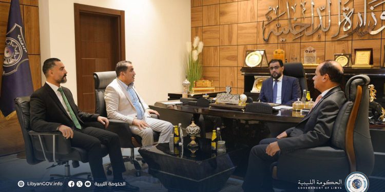 حماد يتابع اتفاق المصالحة بين قبائل التبو والأهالي بمدينة مرزق وأوضاع اللاجئين السودانيين بالكفرة