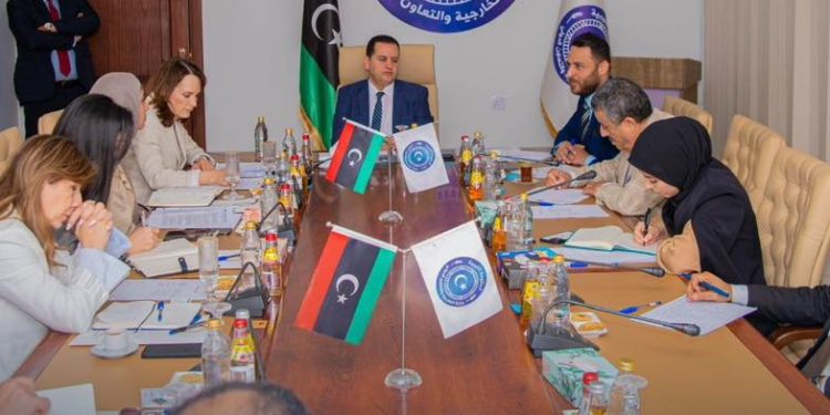 الحويج وغانيون يبحثان تقديم الخدمات الإنسانية بالمناطق المتضررة ومراكز الإيواء