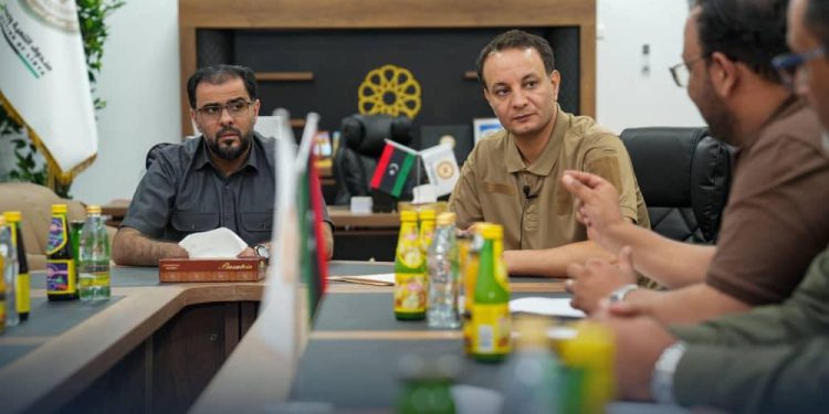 رئيس الحكومة في بنغازي ومدير عام صندوق التنمية يطلعان على عمل الشركات المكلفة بالإعمار